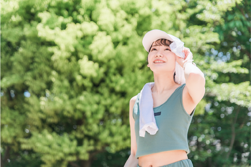 運動をしている女性